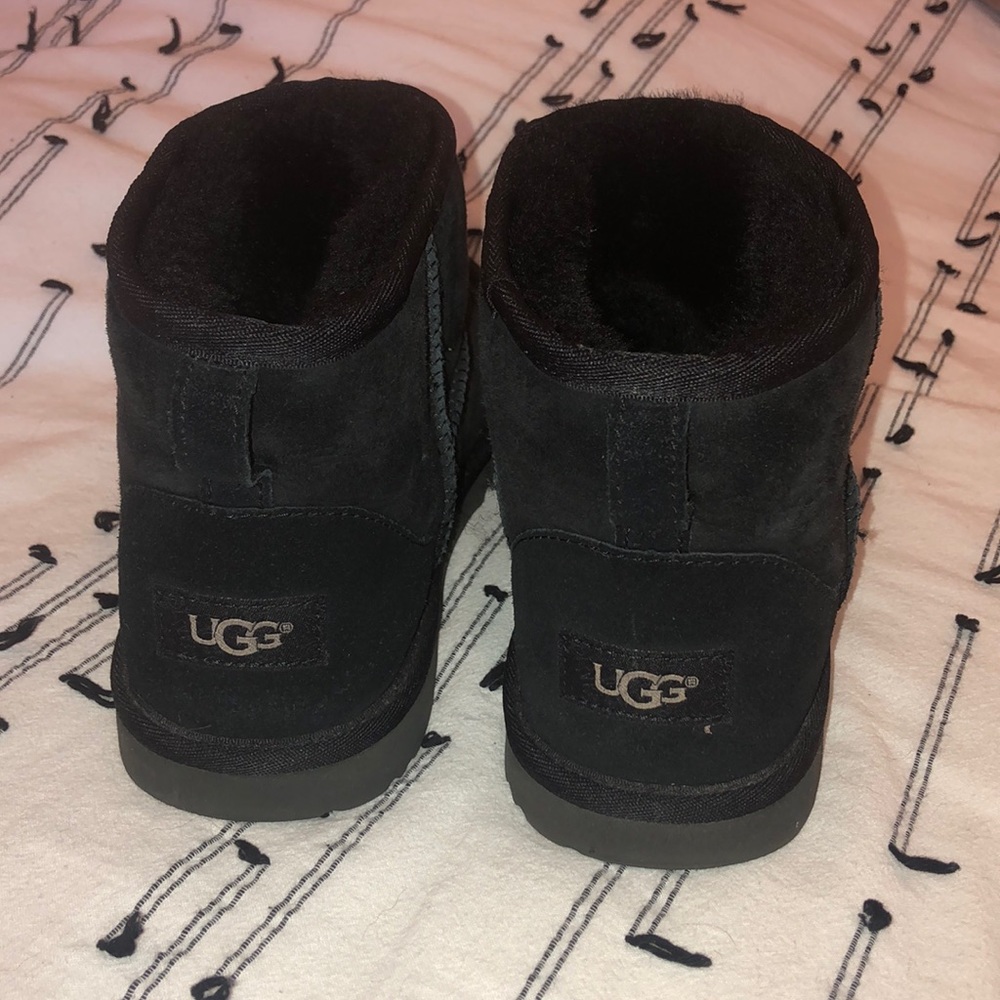 EUC SHORT BLACK UGGS
